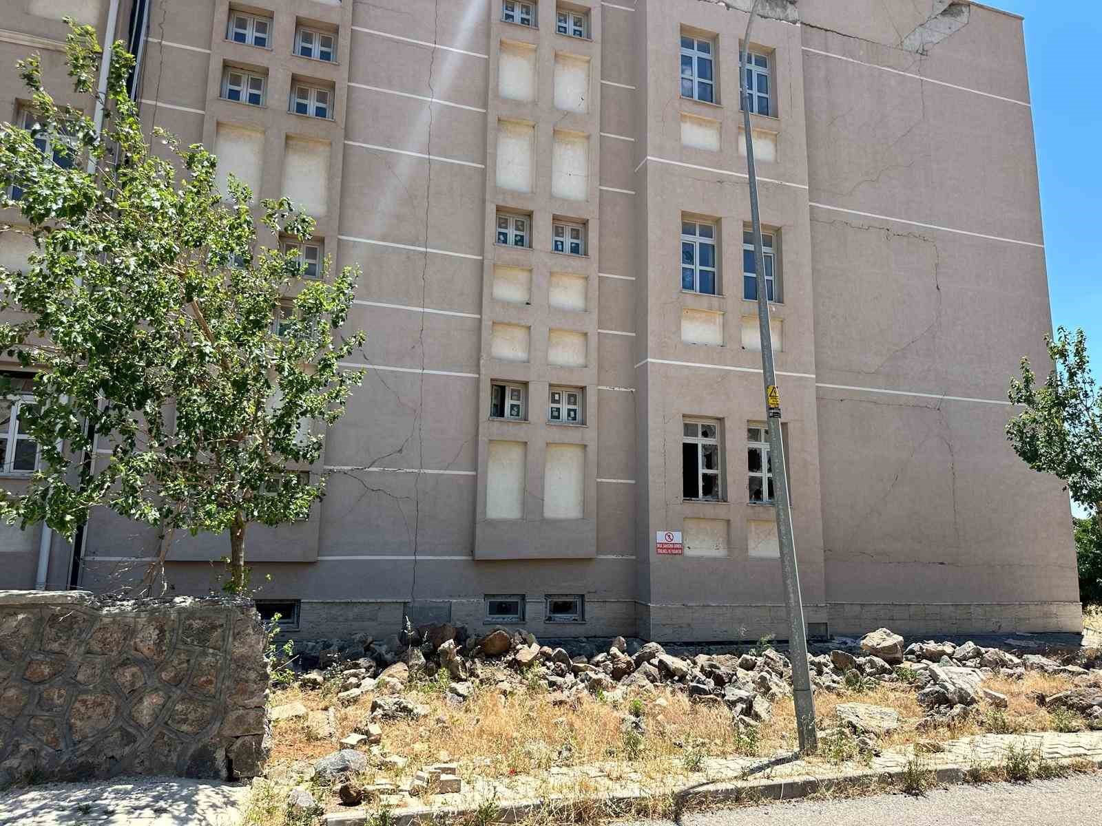 Depremde ağır hasar aldıktan sonra yıkılmayan okul tehlike saçıyor