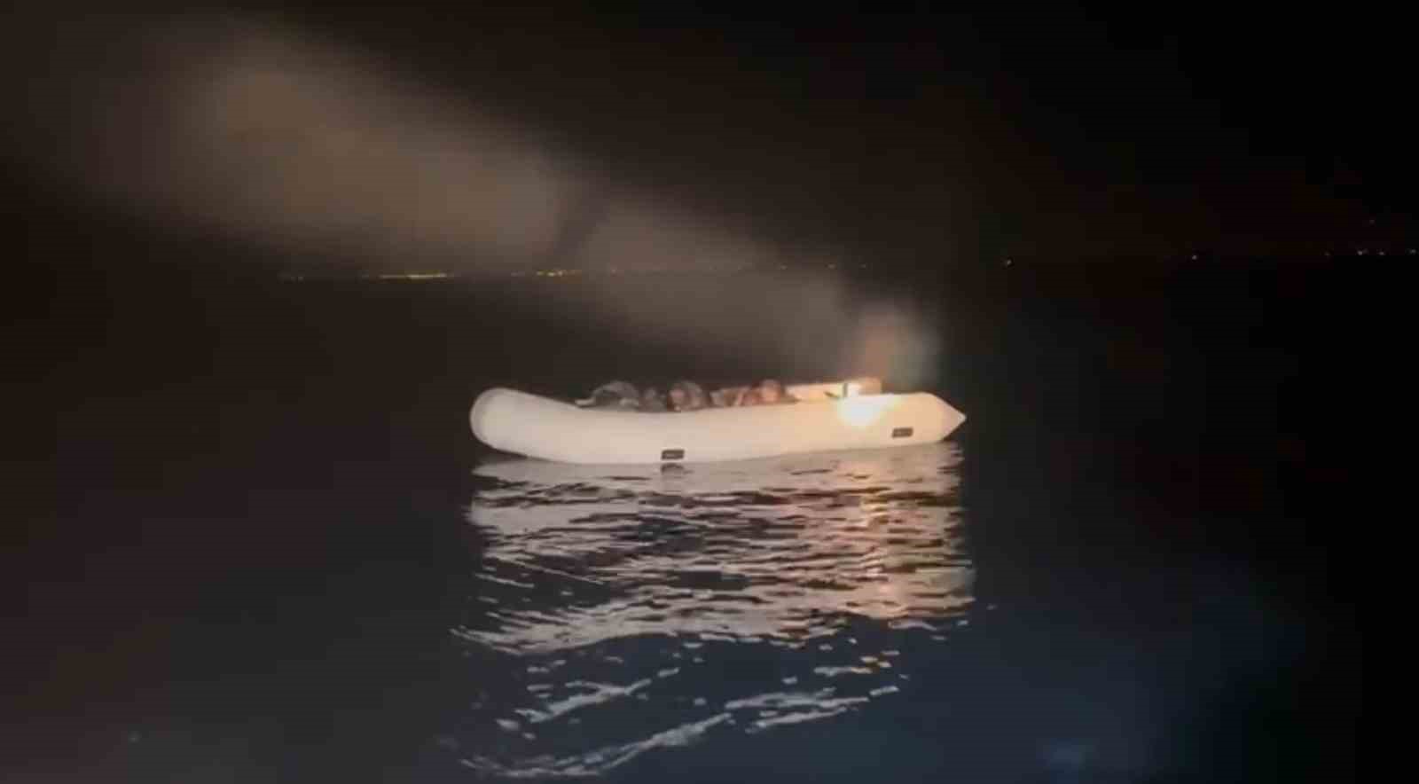 İzmir’de Sahil Güvenlik’ten iki ayrı operasyon: 3 kişi kurtarıldı, 18 göçmen yakalandı