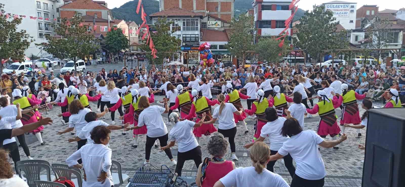 Devrek’te düzenlenen şenlikte vatandaşlar doyasıya eğlenmenin tadını çıkardılar.