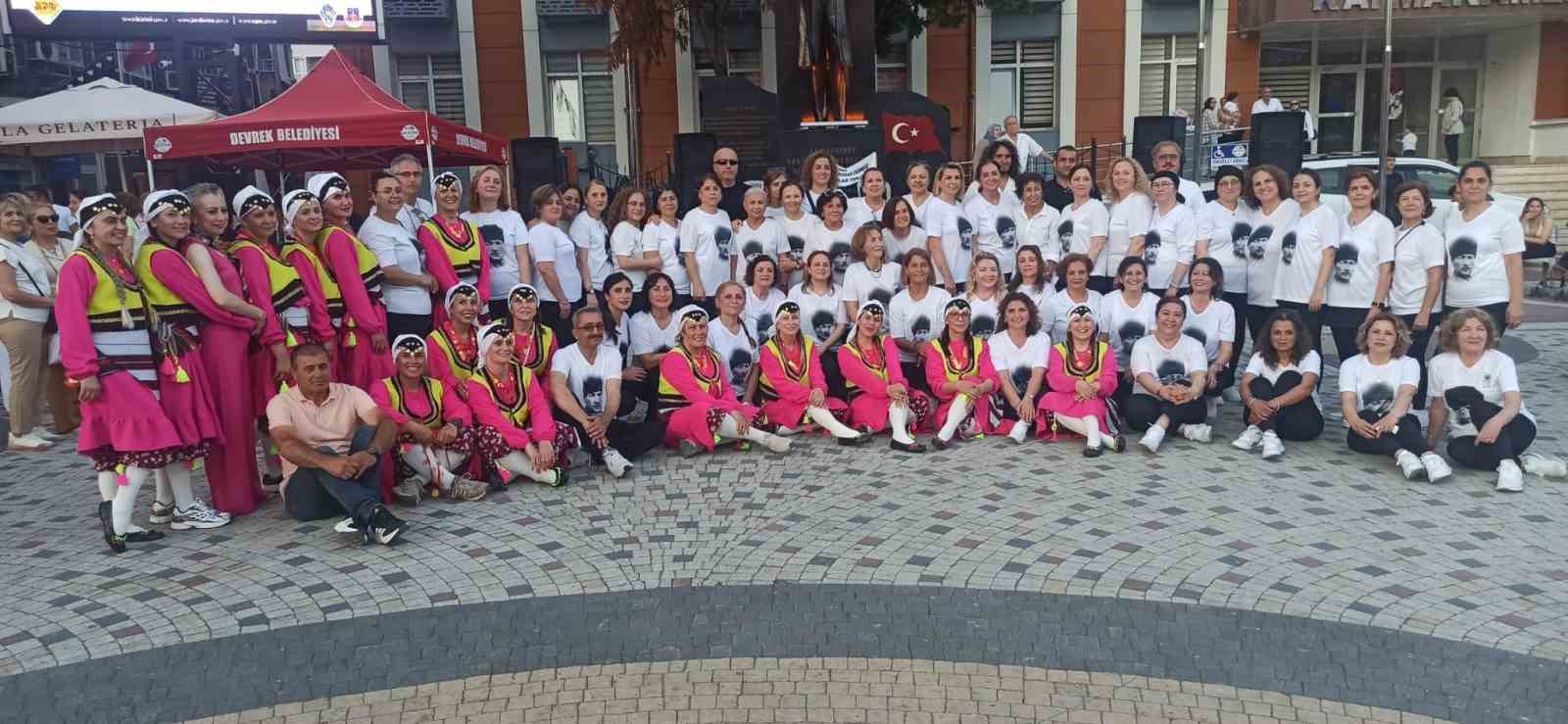 Devrek’te düzenlenen şenlikte vatandaşlar doyasıya eğlenmenin tadını çıkardılar.