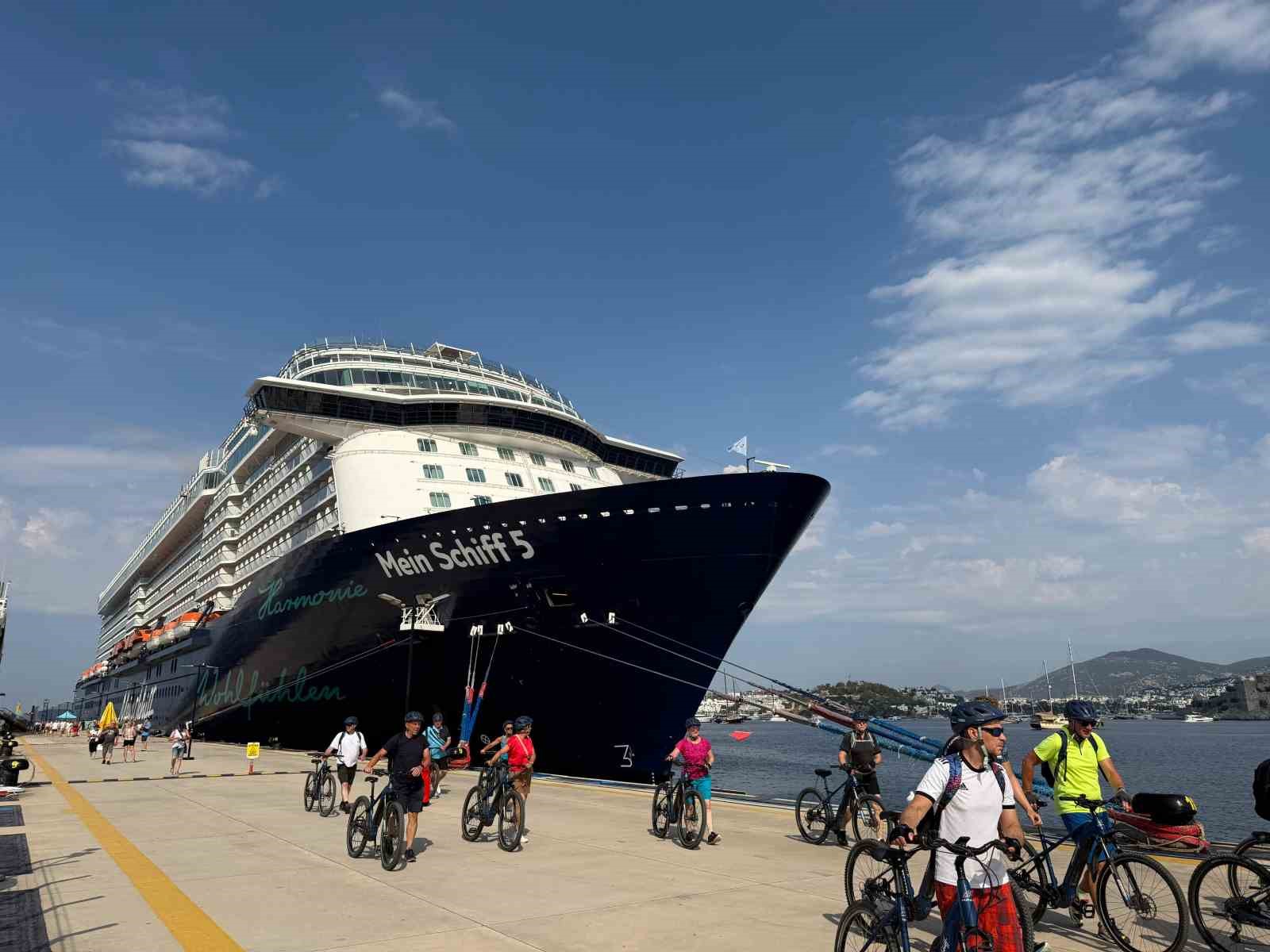 Bodrum Limanı’na aynı gün iki kruvaziyer: "2 bin 583 turist geldi"
