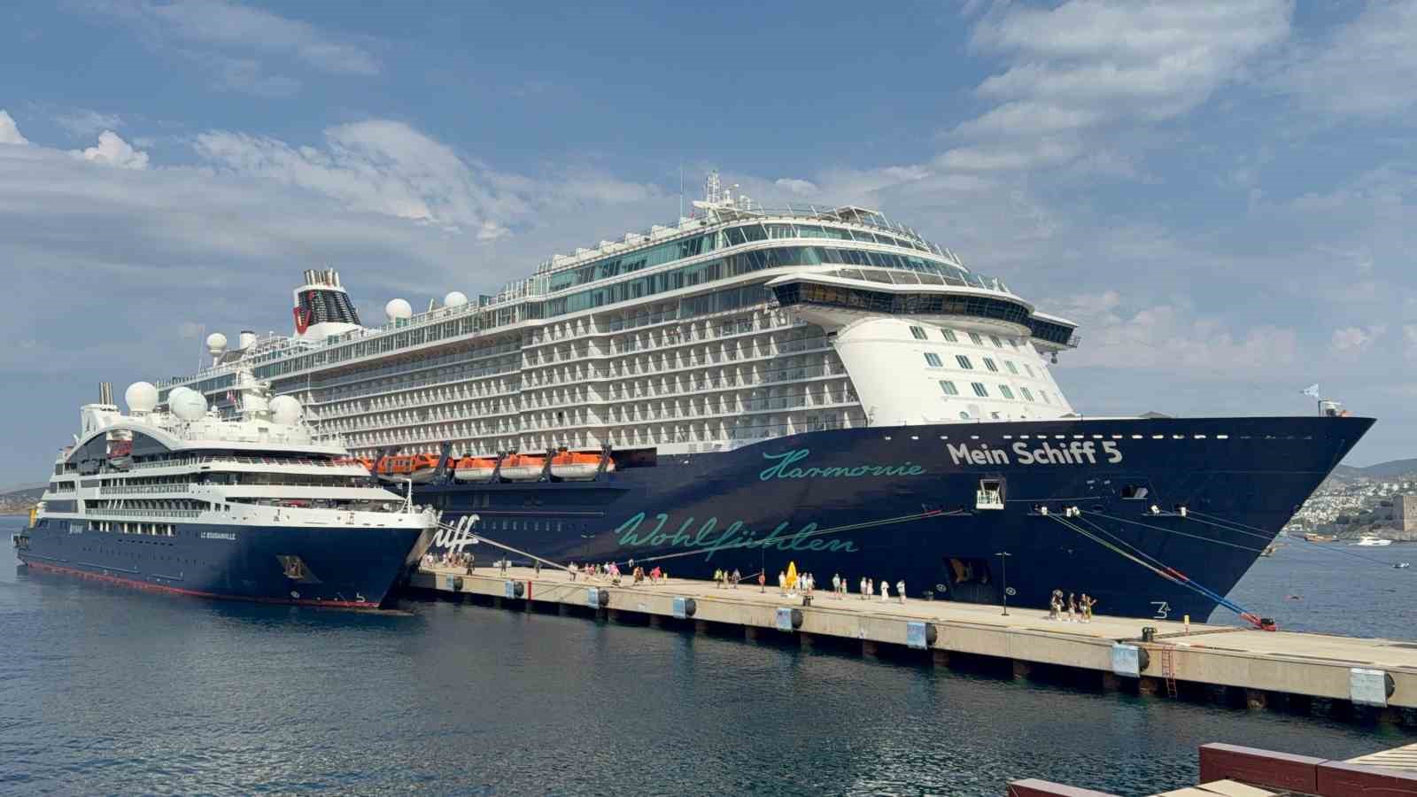 Bodrum Limanı’na aynı gün iki kruvaziyer: "2 bin 583 turist geldi"