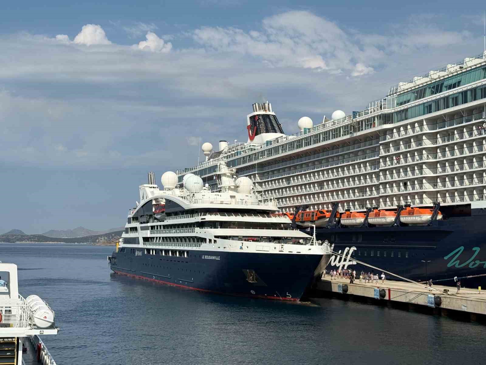 Bodrum Limanı’na aynı gün iki kruvaziyer: "2 bin 583 turist geldi"