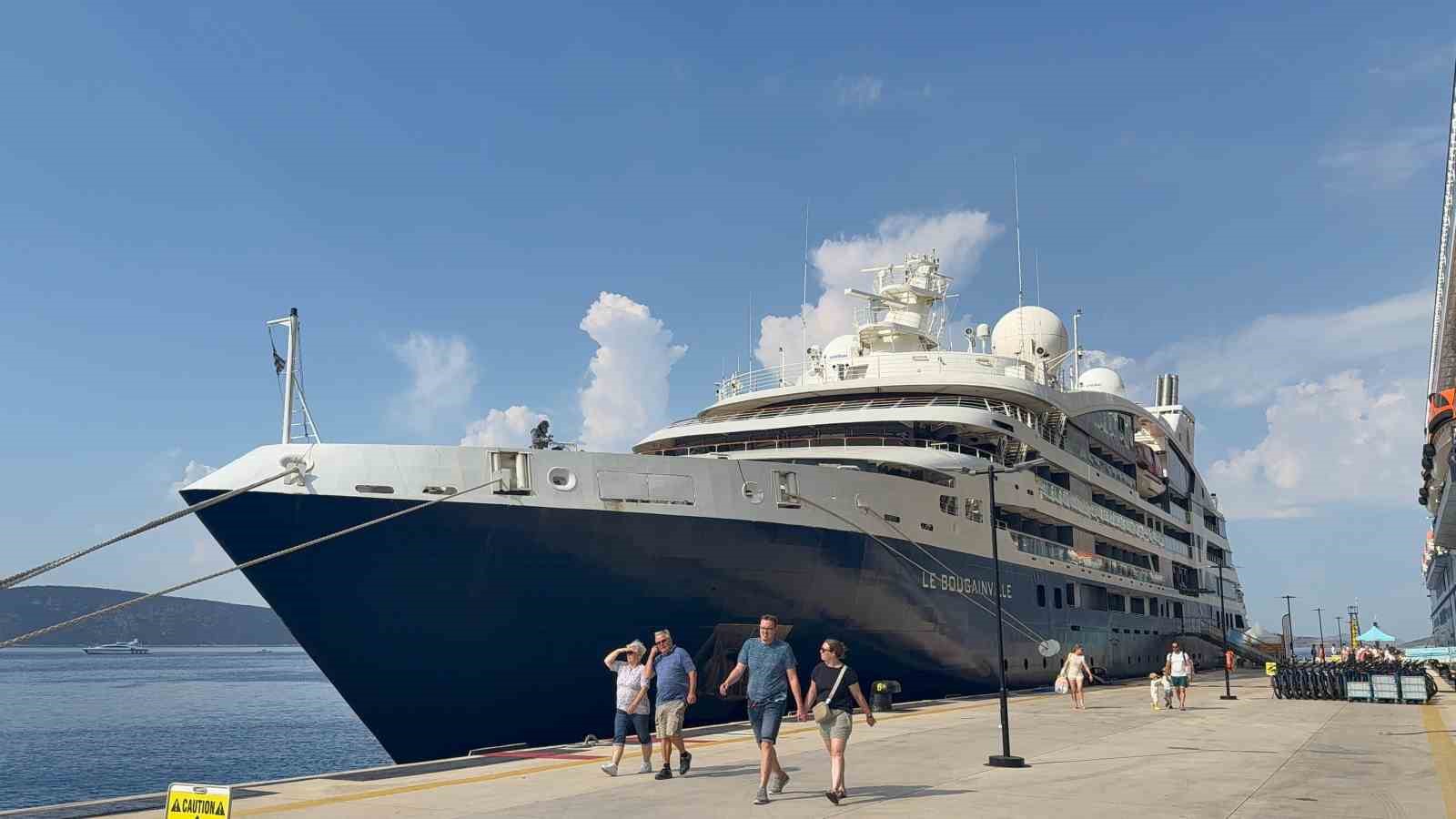 Bodrum Limanı’na aynı gün iki kruvaziyer: "2 bin 583 turist geldi"