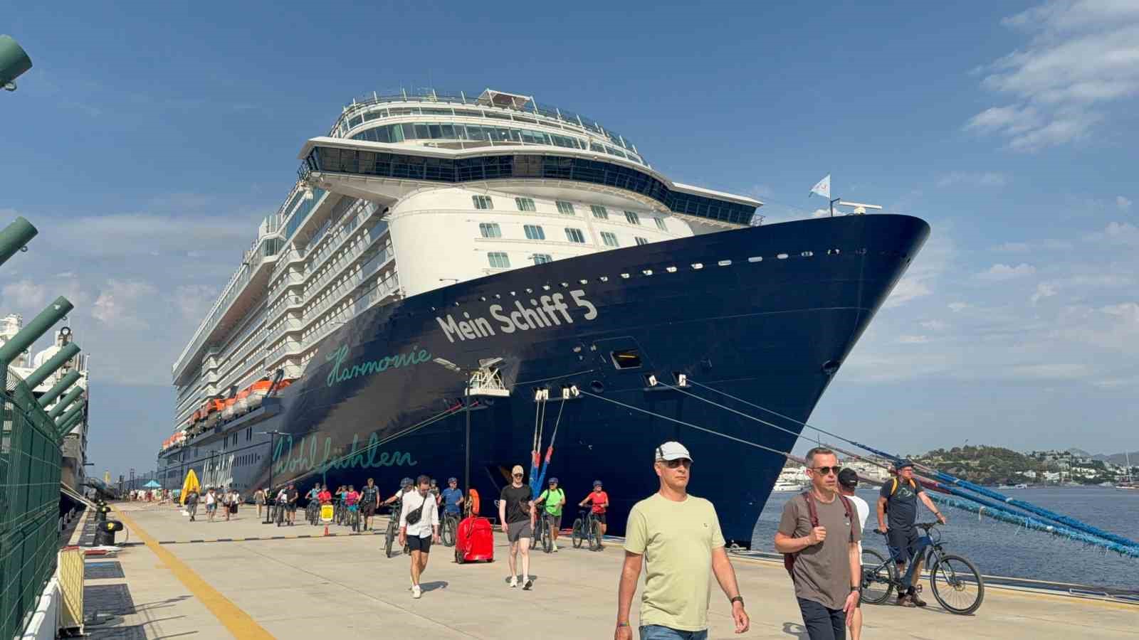 Bodrum Limanı’na aynı gün iki kruvaziyer: "2 bin 583 turist geldi"