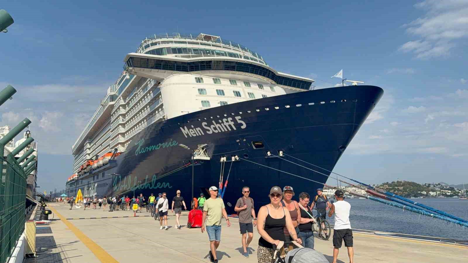 Bodrum Limanı’na aynı gün iki kruvaziyer: "2 bin 583 turist geldi"