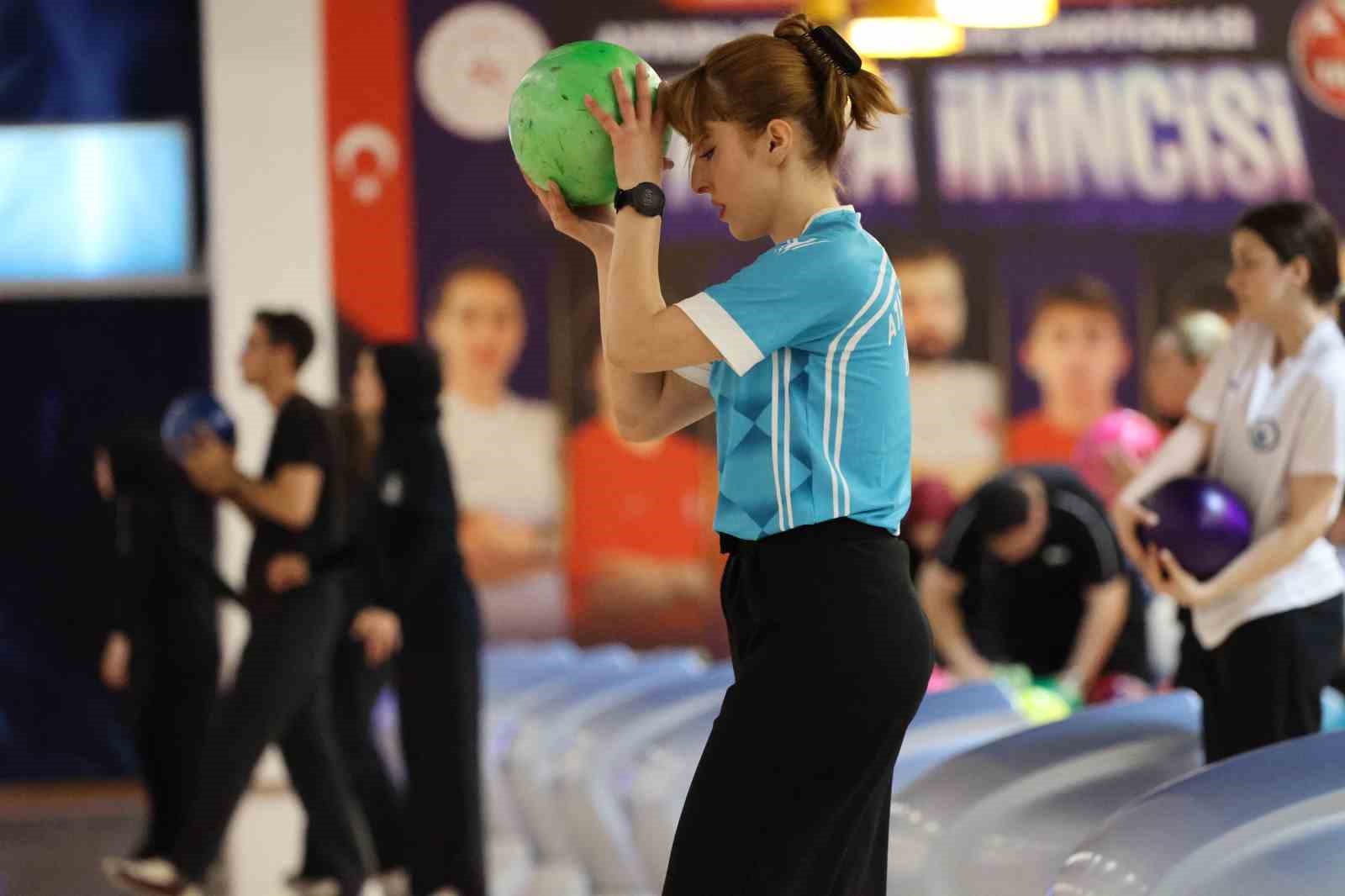 Ünilig Bowling Türkiye Şampiyonasında birinciler ödüllerini aldı
