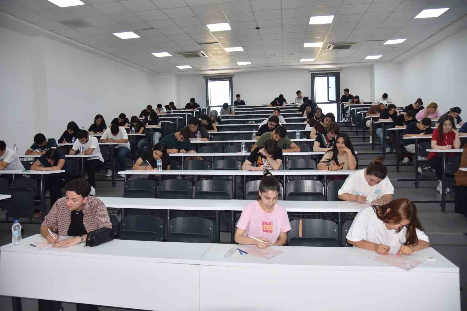 Menemen’de YKS öncesi prova üniversite amfisinde