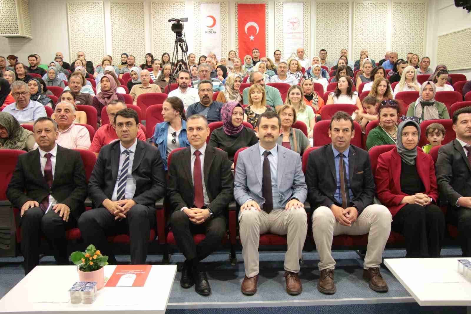 Uşak’ta kan bağışçılarına plaket taktim edildi