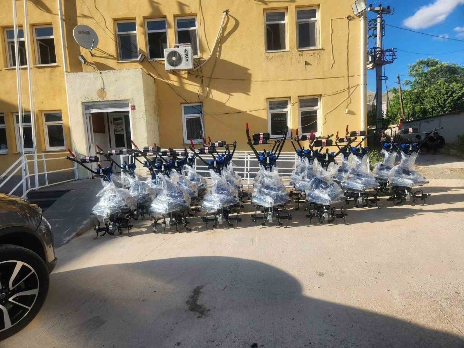 Çüngüş’te çiftçilere tarım aletleri hibe edildi