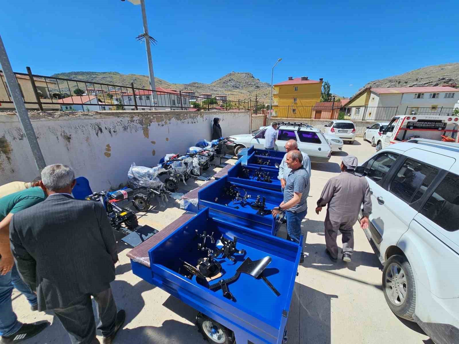 Çüngüş’te çiftçilere tarım aletleri hibe edildi