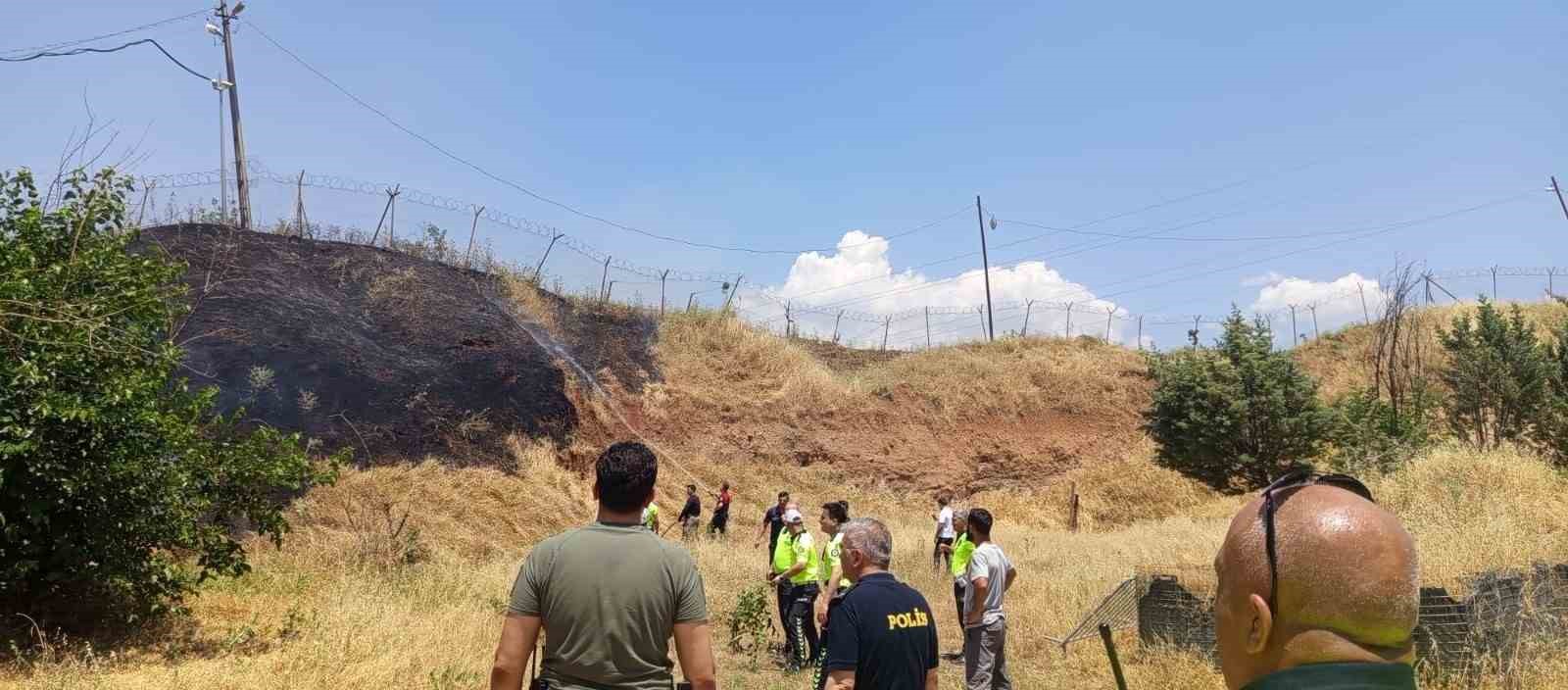 Siirt’te iş makinesinden çıkan kıvılcımı otluk alanı yaktı