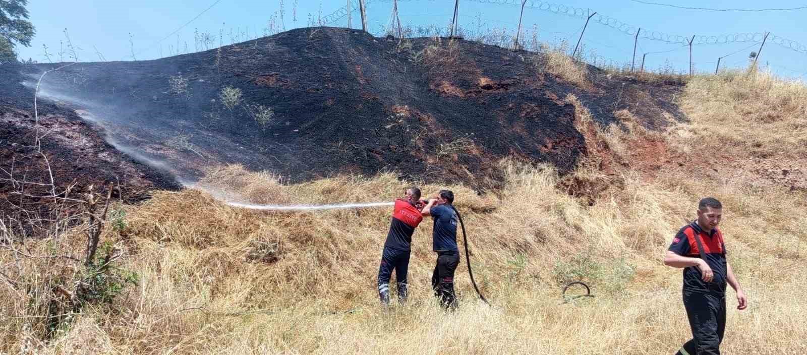 Siirt’te iş makinesinden çıkan kıvılcımı otluk alanı yaktı