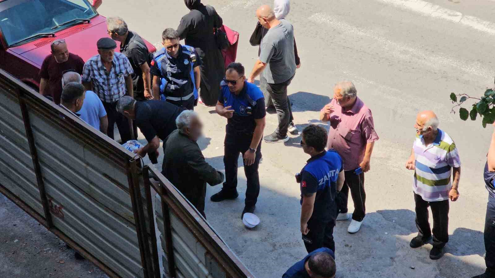 Zonguldak’ta zabıtaya direnen yaşlı adam başını defalarca demir kapıya vurdu