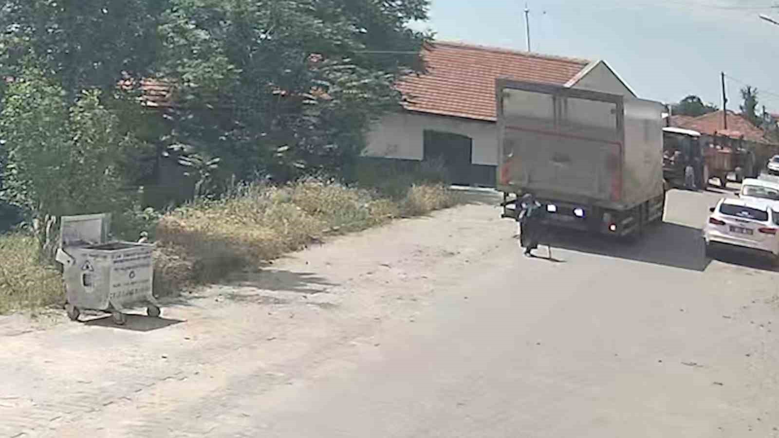 Kamyonun çarptığı yaşlı kadın hayatını kaybetti: Feci kaza kamerada