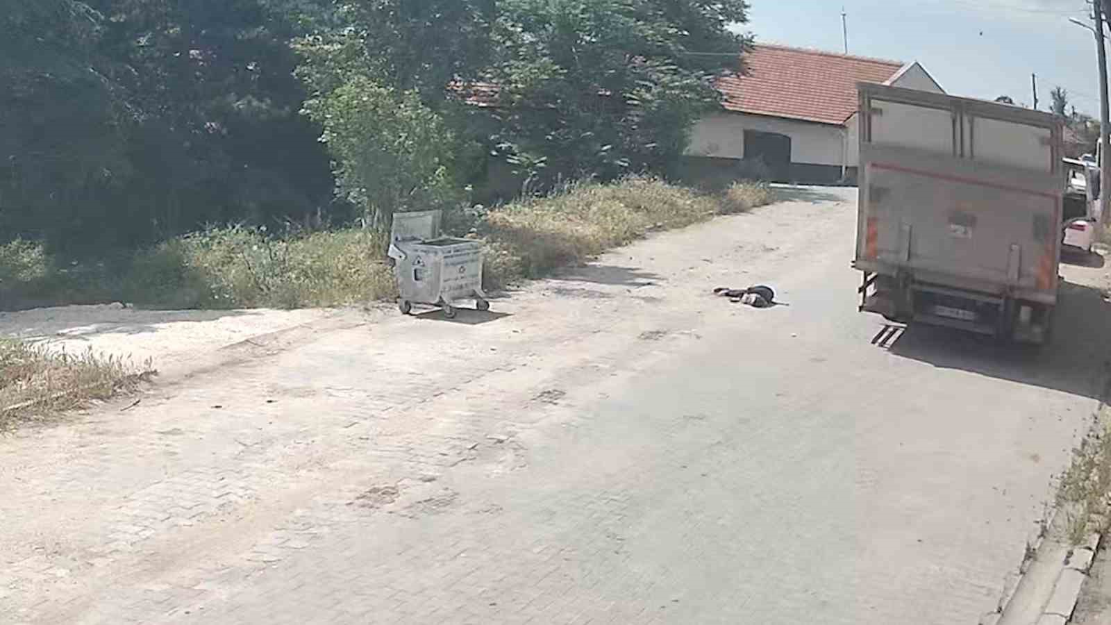 Kamyonun çarptığı yaşlı kadın hayatını kaybetti: Feci kaza kamerada