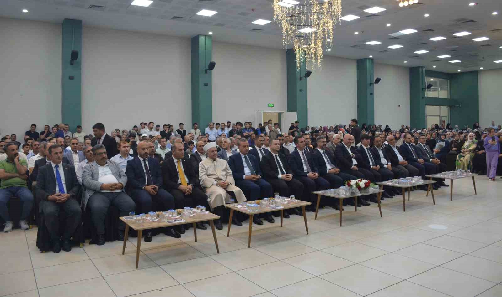 Tatvan’da görkemli hafızlık icazet merasimi: 56 hafız belgelerini aldı