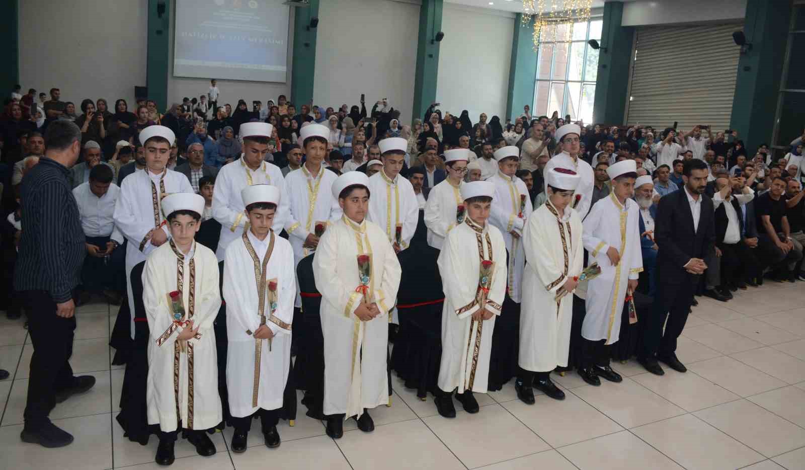 Tatvan’da görkemli hafızlık icazet merasimi: 56 hafız belgelerini aldı