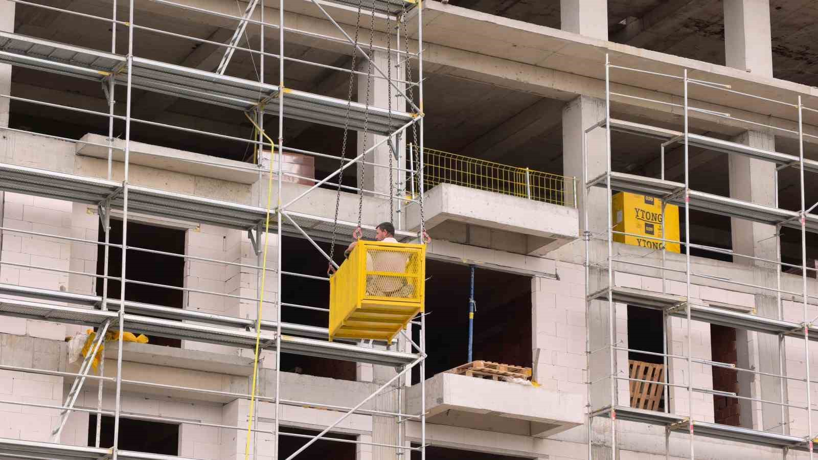 İnegöl’de nefes kesen kurtarma: Yaralı işçi vinçle zemine alındı