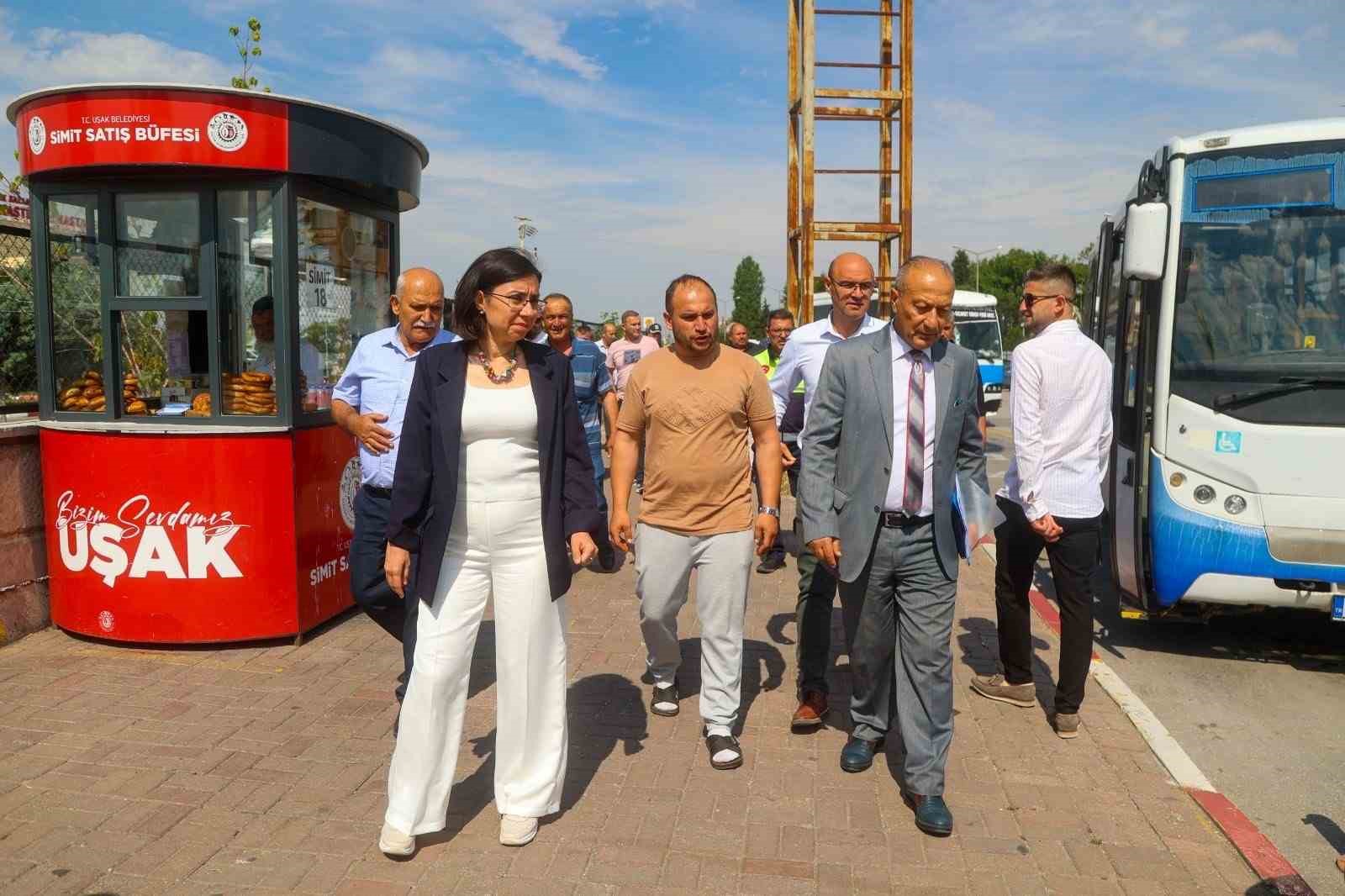 Uşak Belediye Başkan Vekili Özkan Sarayaltı Durağı’nda şoför esnafıyla buluştu