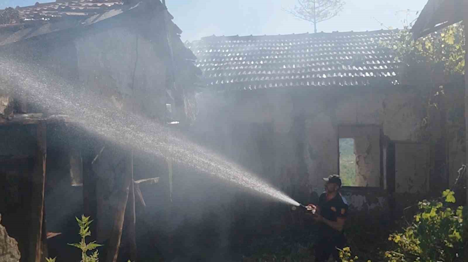 Çorum’da metruk evde korkutan yangın