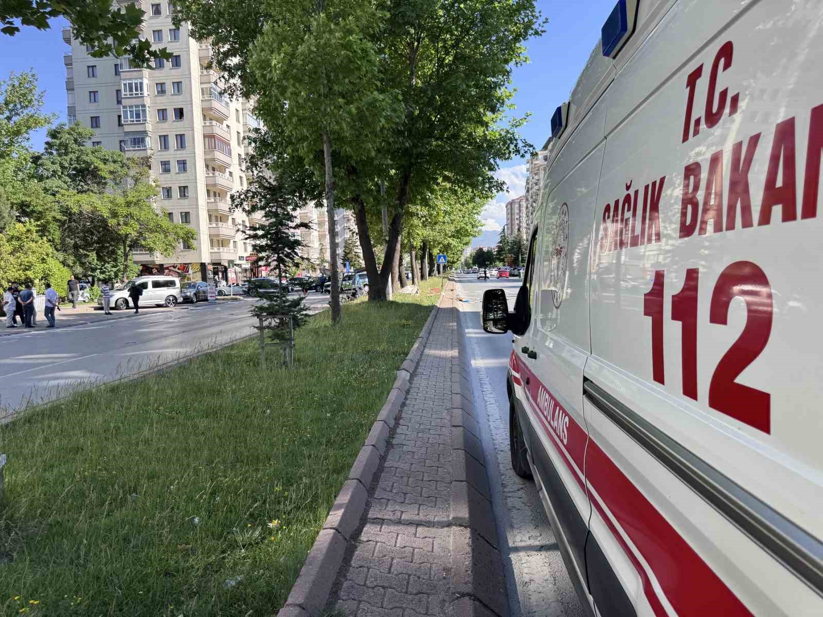 Otomobil ile moped çarpıştı: 5 yaralı