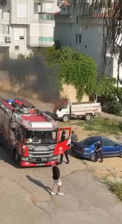 Alanya’da park halindeki kamyonette çıkan yangın söndürüldü