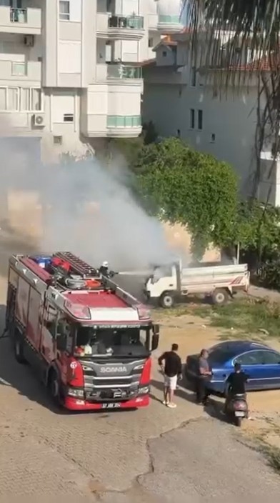 Alanya’da park halindeki kamyonette çıkan yangın söndürüldü
