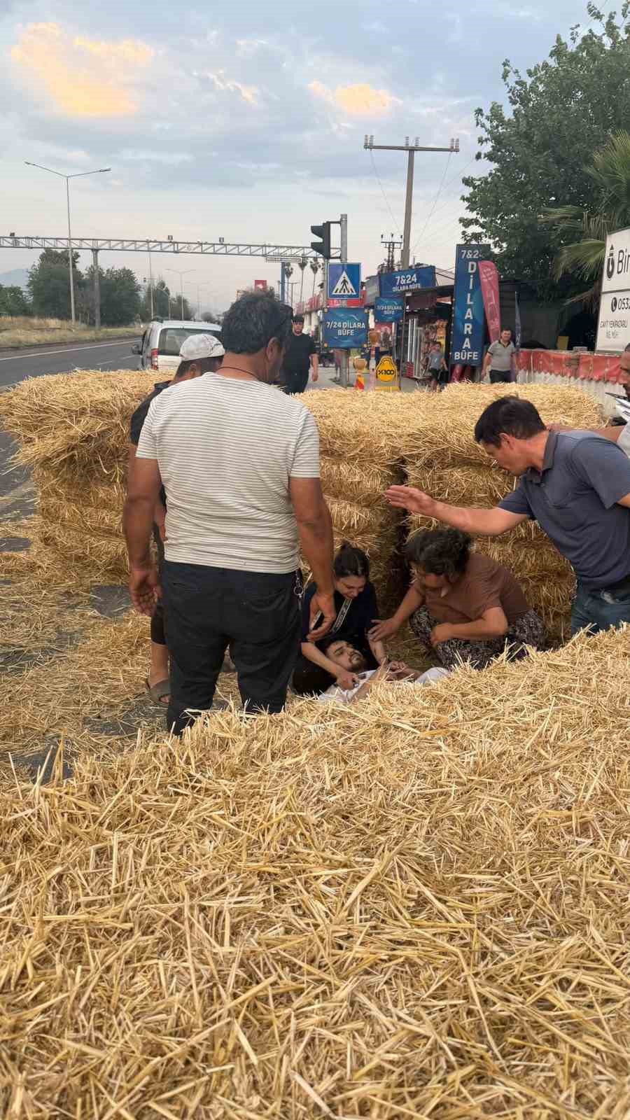 Aydın’da ilginç kaza: Traktörün römorkundan yol kenarındaki adamın üzerine balya düştü