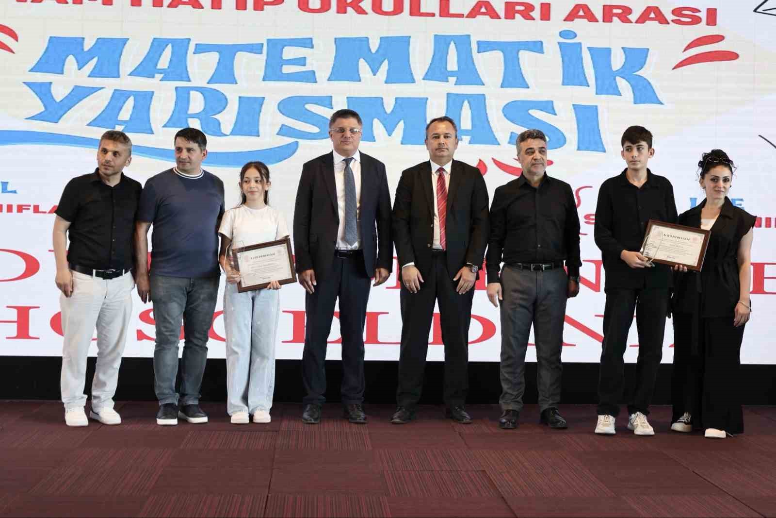 Matematikte dereceye giren imam hatipliler ödüllerini aldı