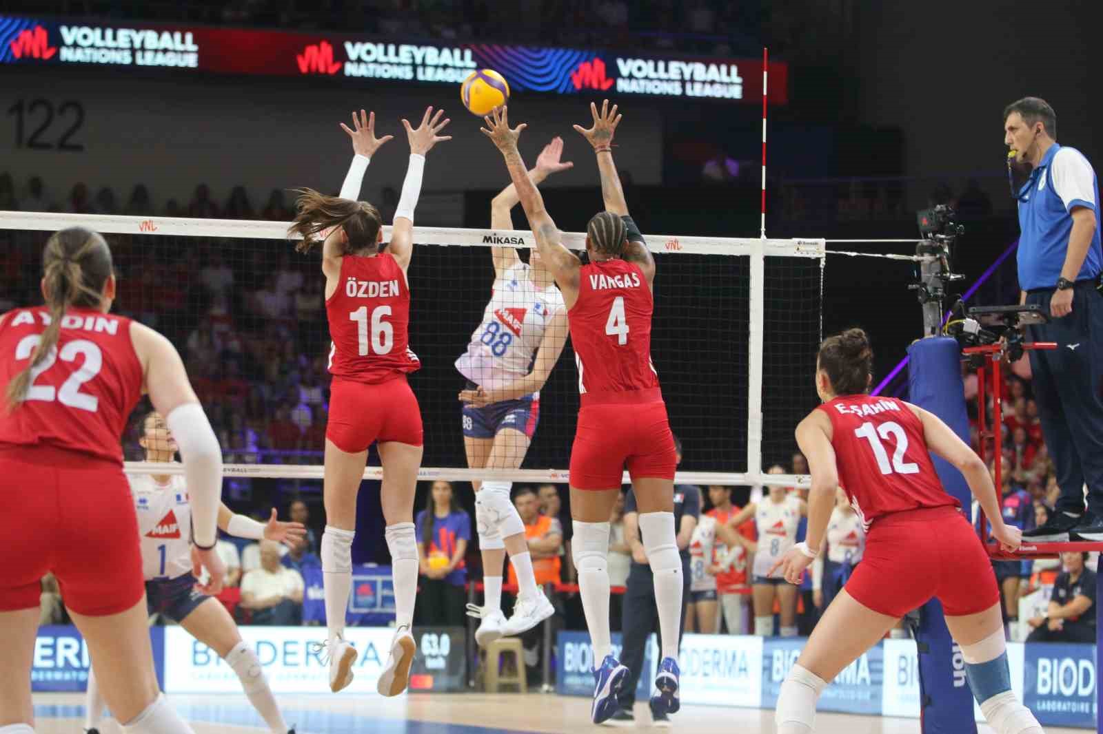 A Milli Kadın Voleybol Takımı, Fransa’yı 3-0 mağlup etti