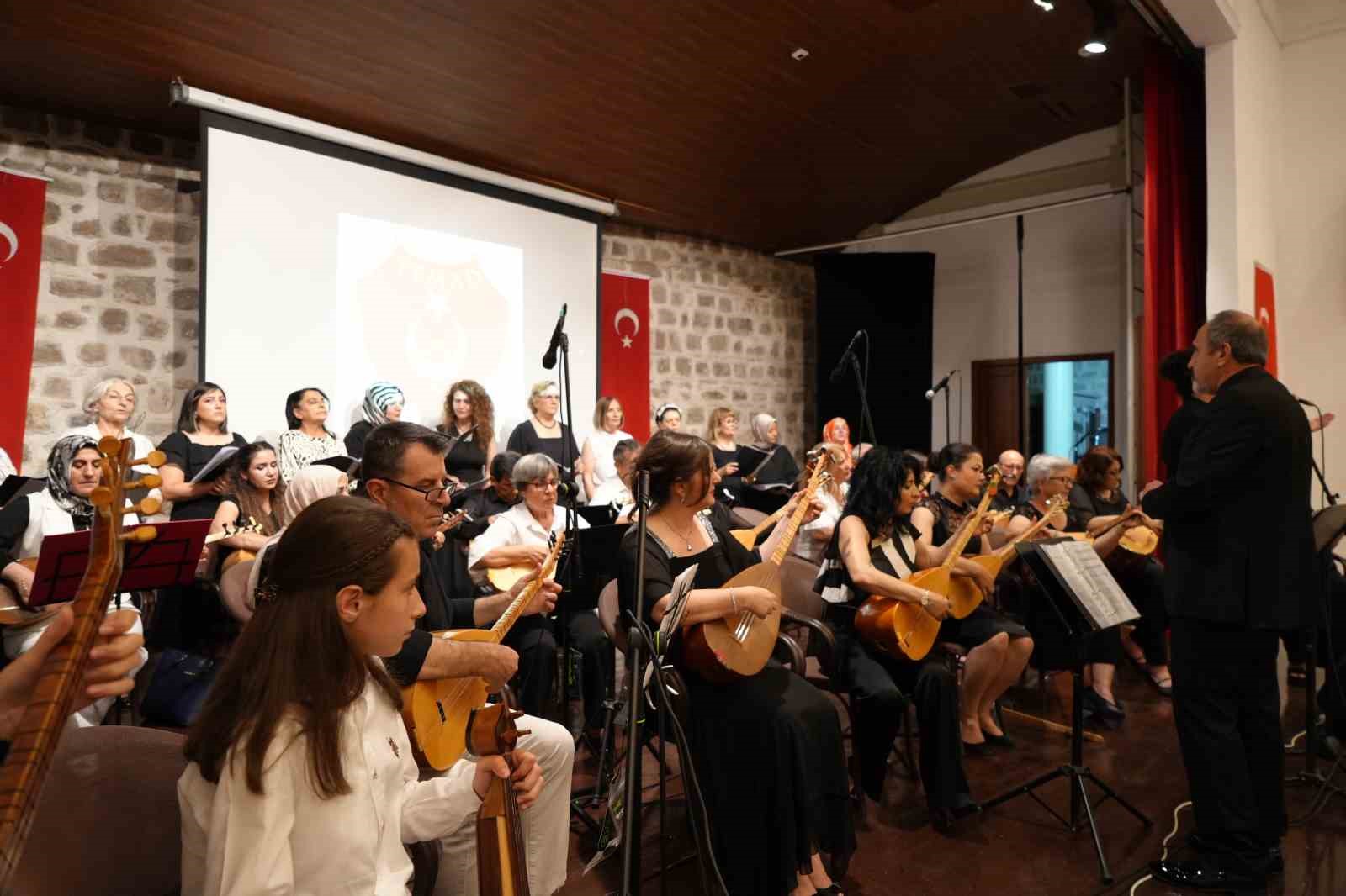 Emekli astsubaylardan Babalar Günü’ne özel türkü şöleni