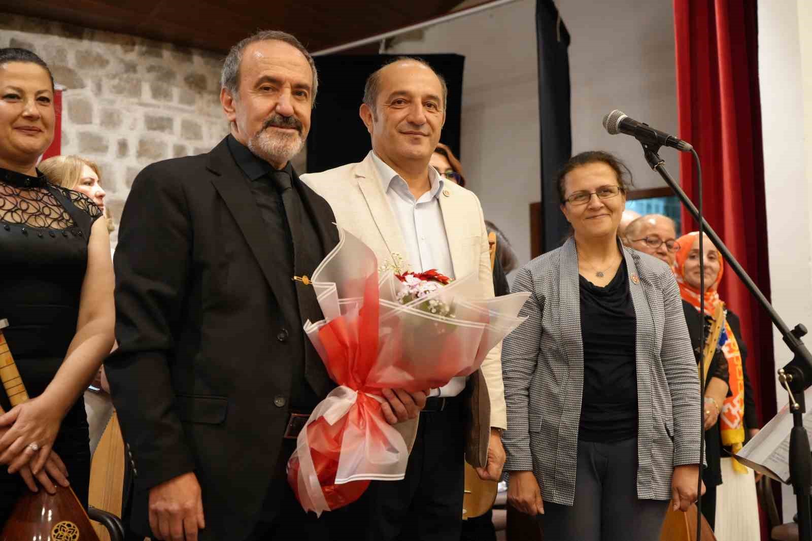 Emekli astsubaylardan Babalar Günü’ne özel türkü şöleni