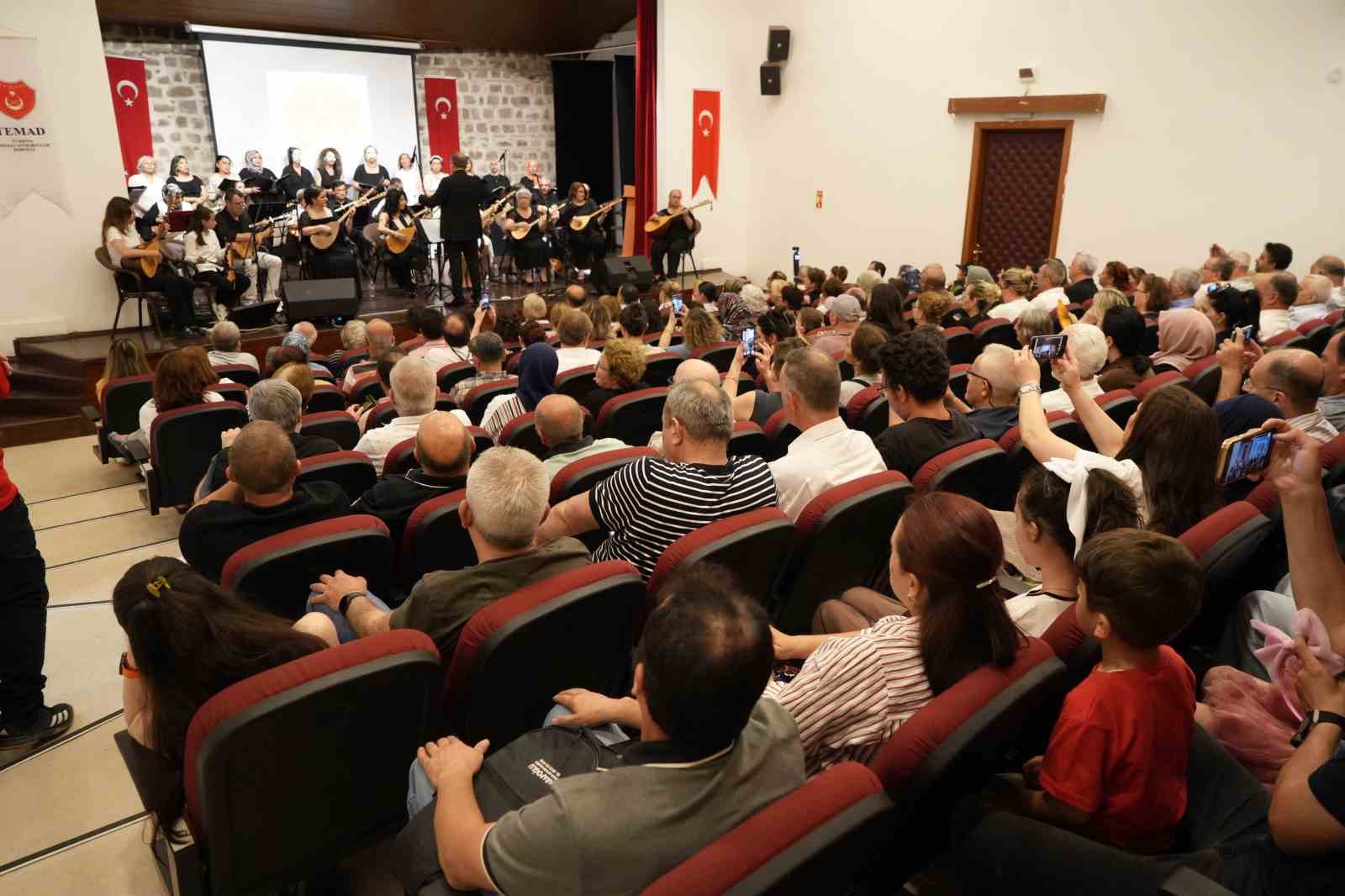 Emekli astsubaylardan Babalar Günü’ne özel türkü şöleni
