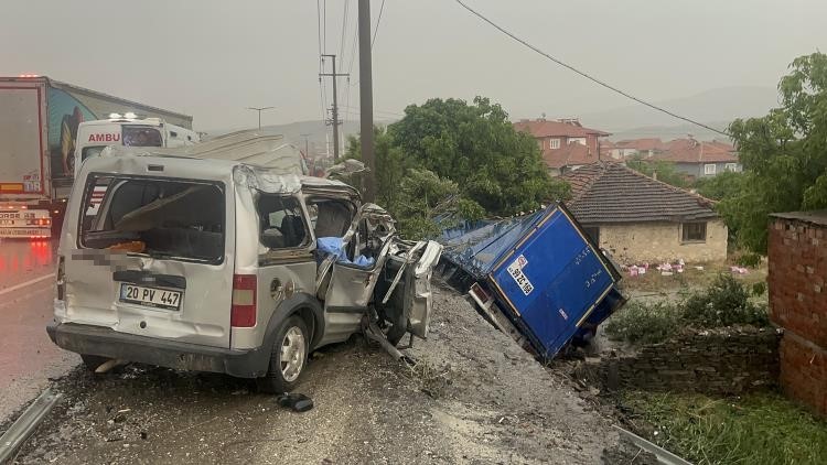 Kula’da zincirleme kaza; 2 ölü, 4 yaralı