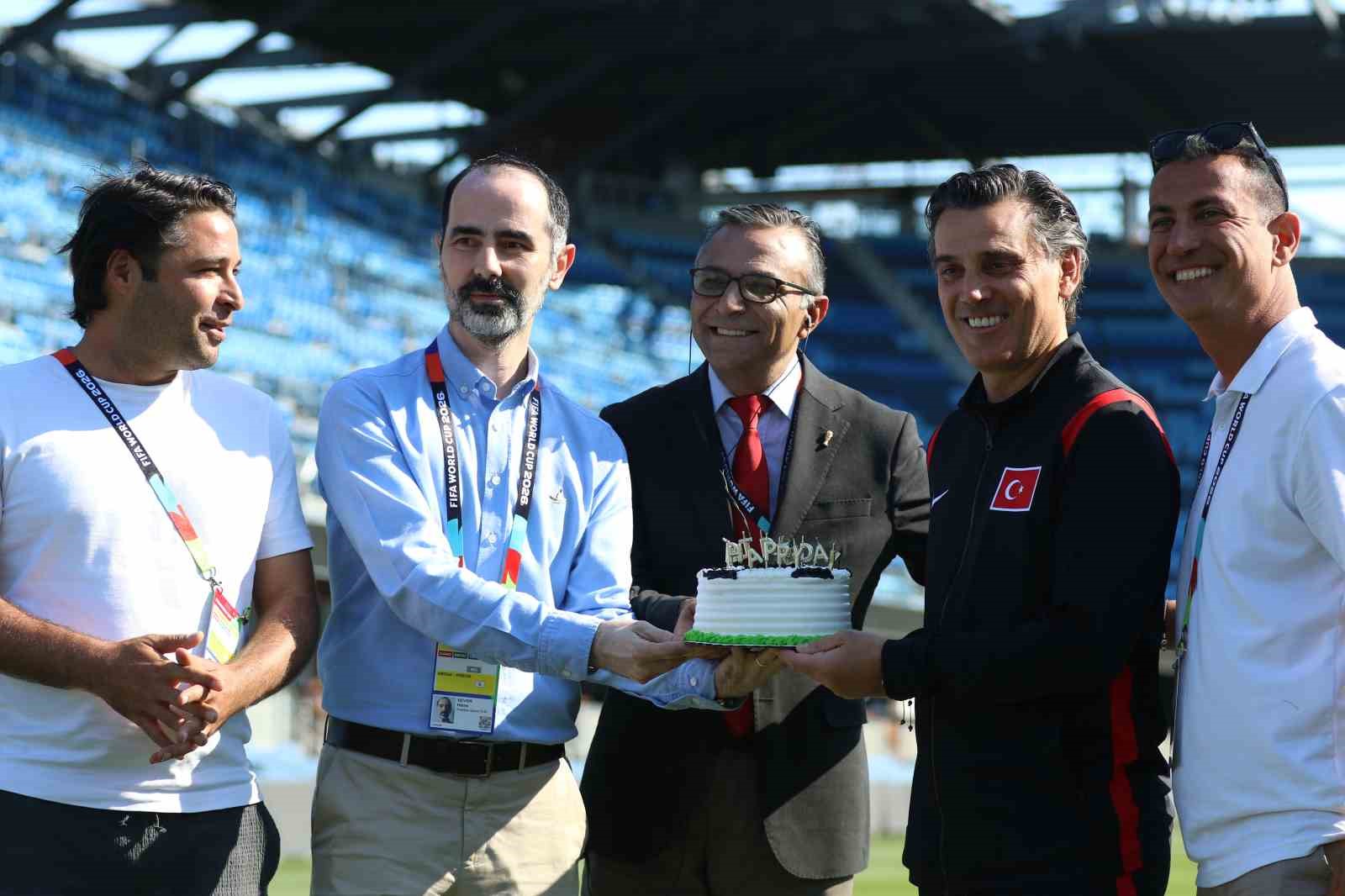 Basın mensuplarından Montella’ya doğum günü sürprizi