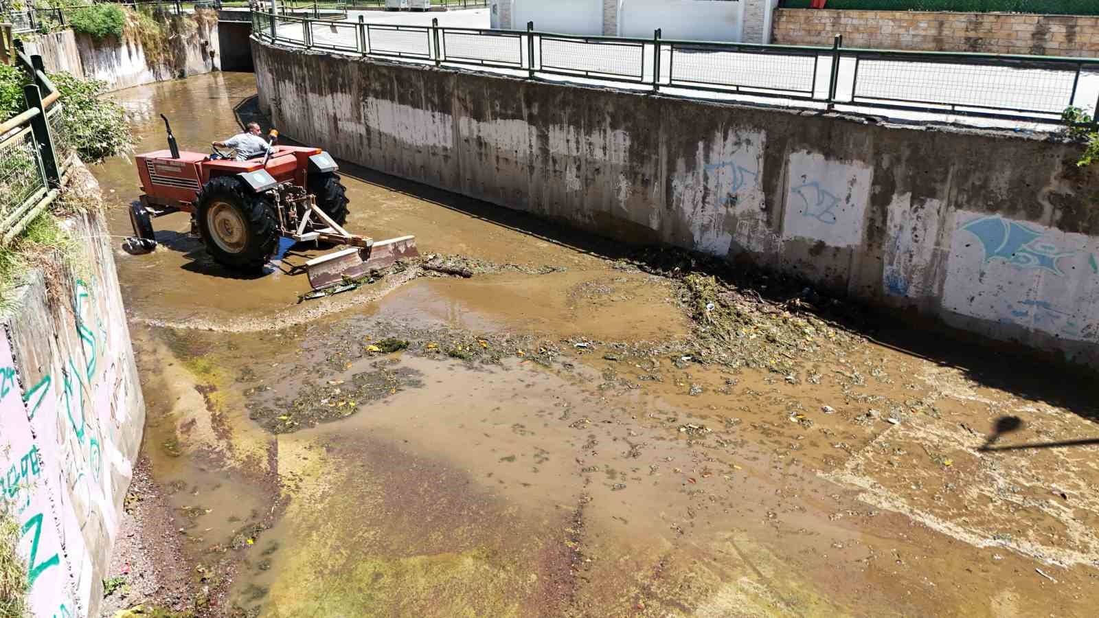 Marmaris Belediyesi’nden derelerde temizlik mesaisi