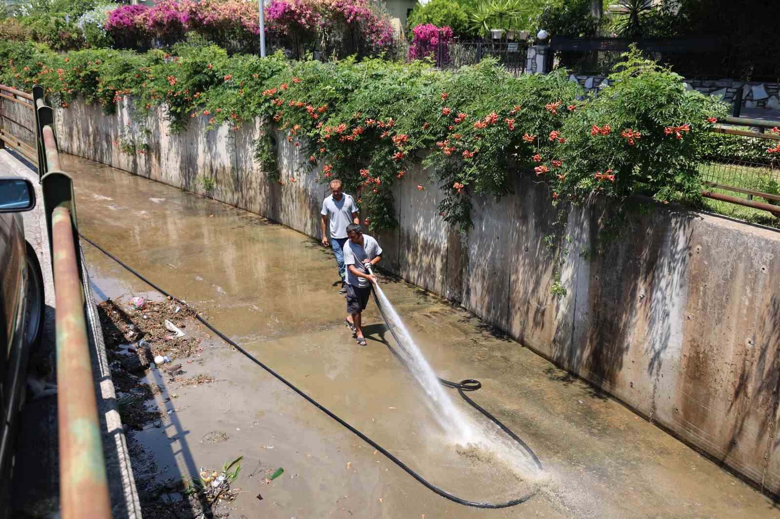 Marmaris Belediyesi’nden derelerde temizlik mesaisi