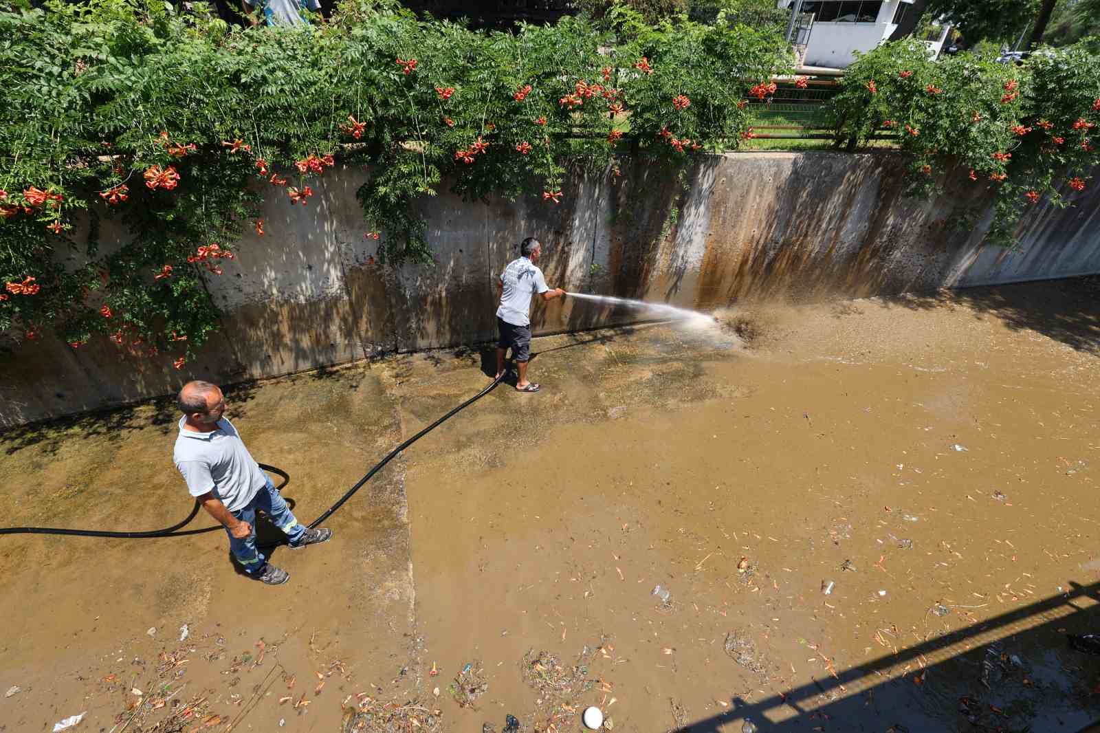 Marmaris Belediyesi’nden derelerde temizlik mesaisi
