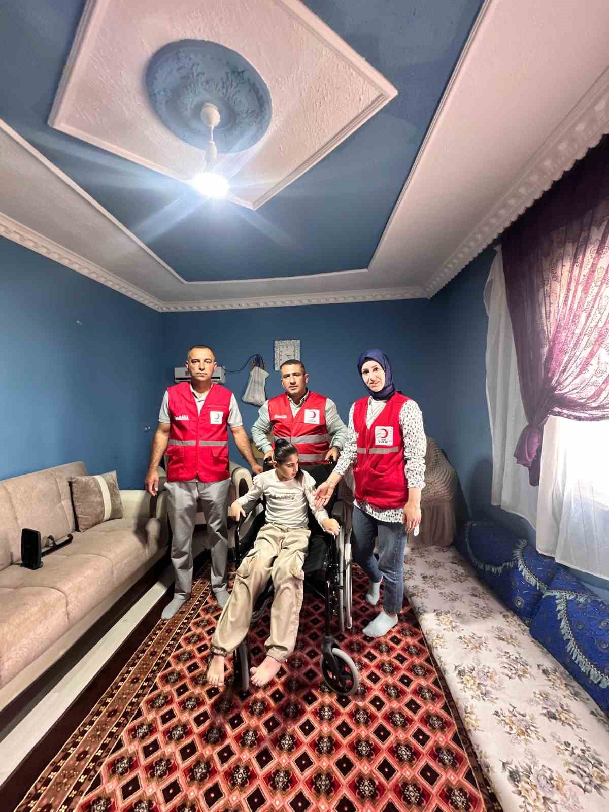 Kızılay’dan özel bireylere tekerlekli sandalye desteği