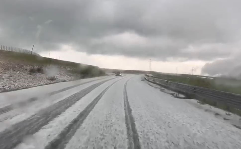 Ardahan’da dolu yağışı yolu beyaza bürüdü