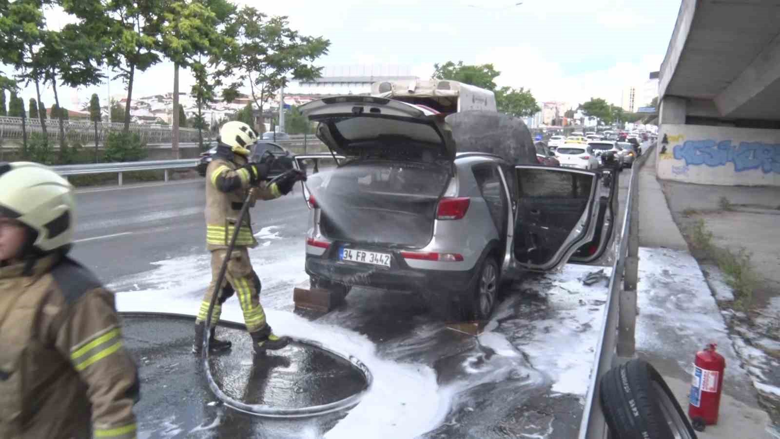 Üsküdar’da alev alev yanan SUV kullanılamaz hale geldi