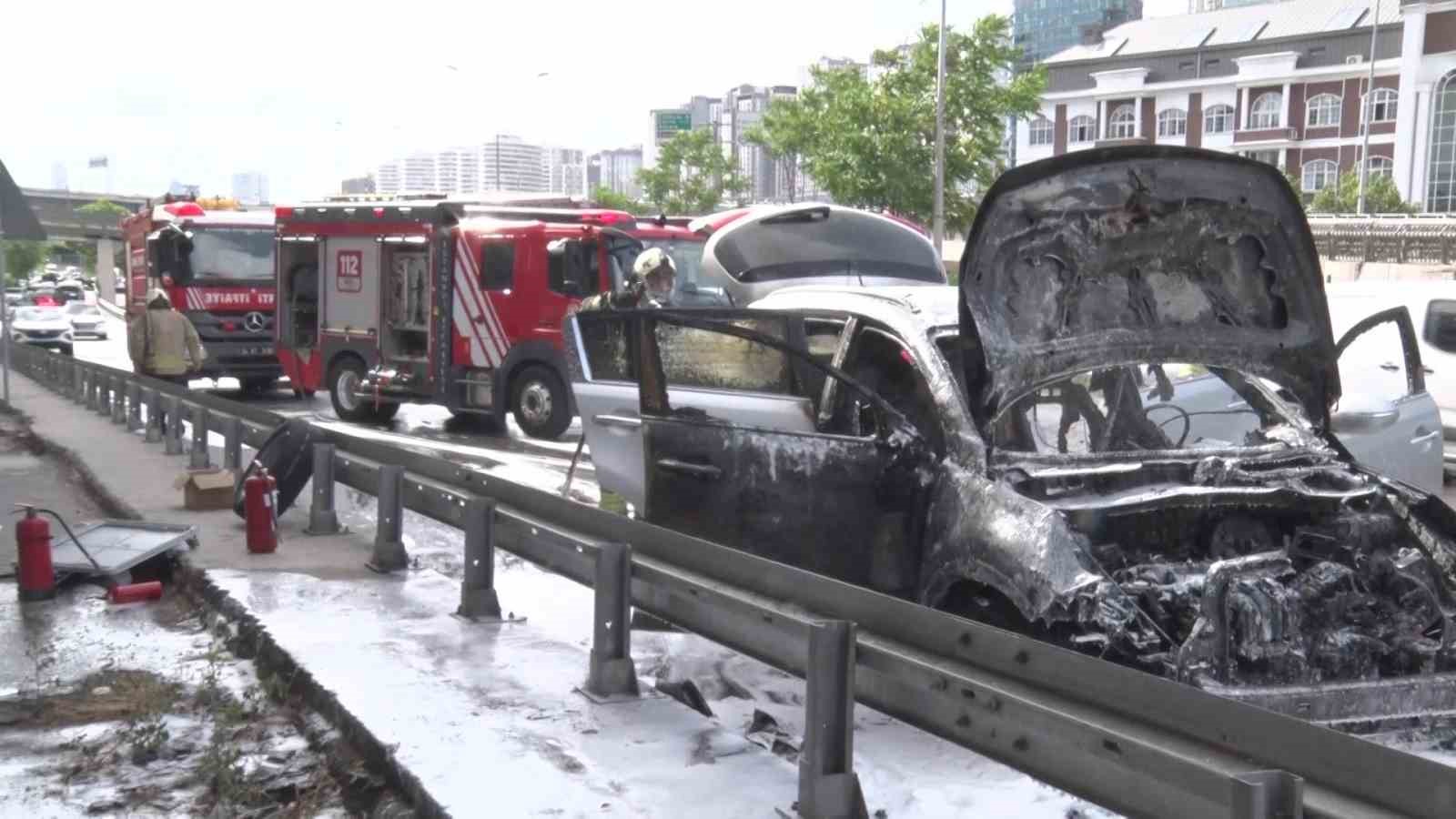 Üsküdar’da alev alev yanan SUV kullanılamaz hale geldi