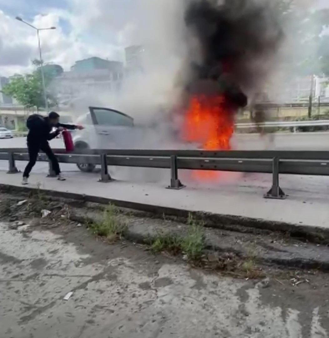 Üsküdar’da alev alev yanan SUV kullanılamaz hale geldi