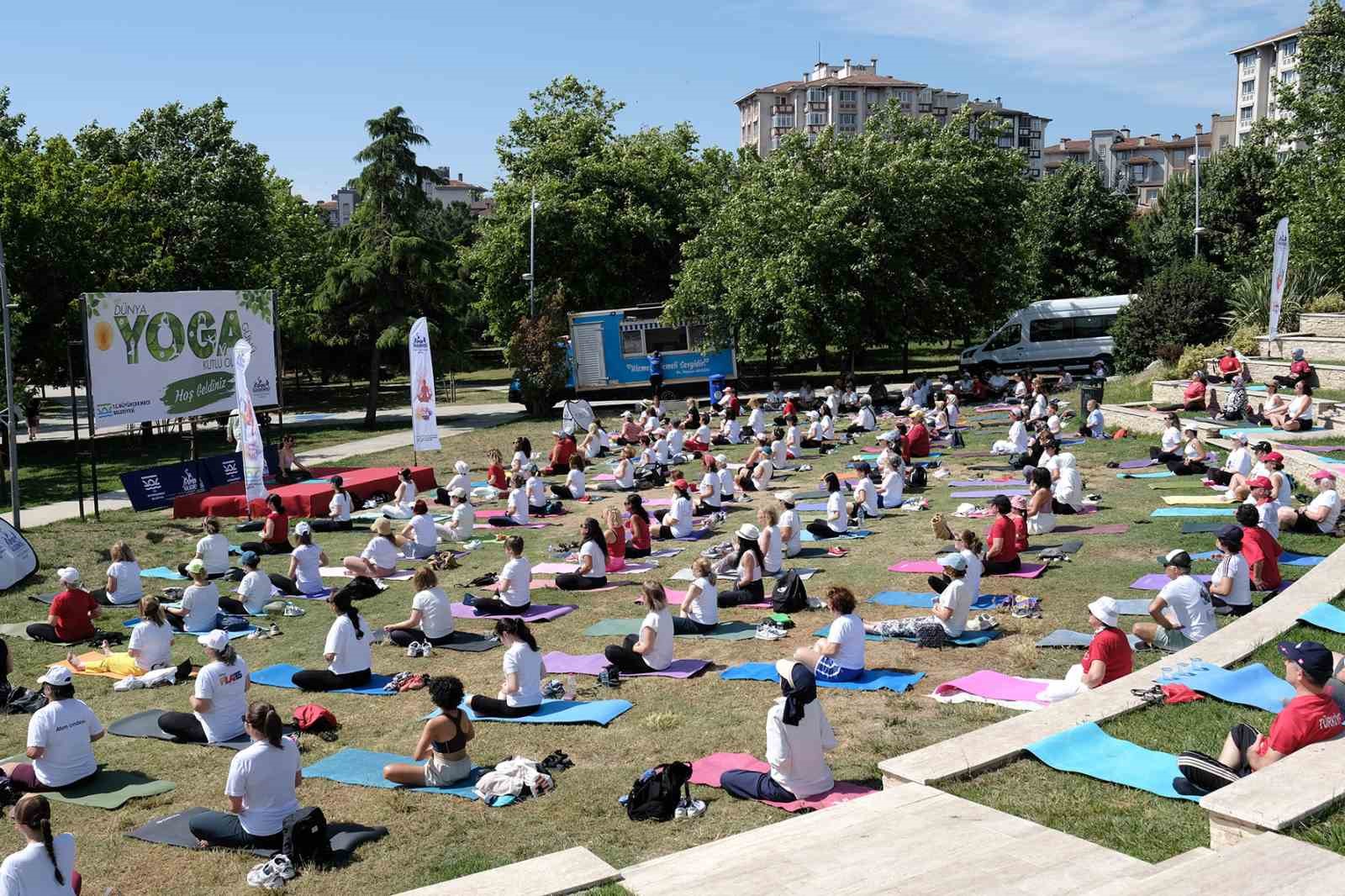 Büyükçekmece’de Dünya Yoga Günü’ne özel yüzlerce kadın yoga yaptı