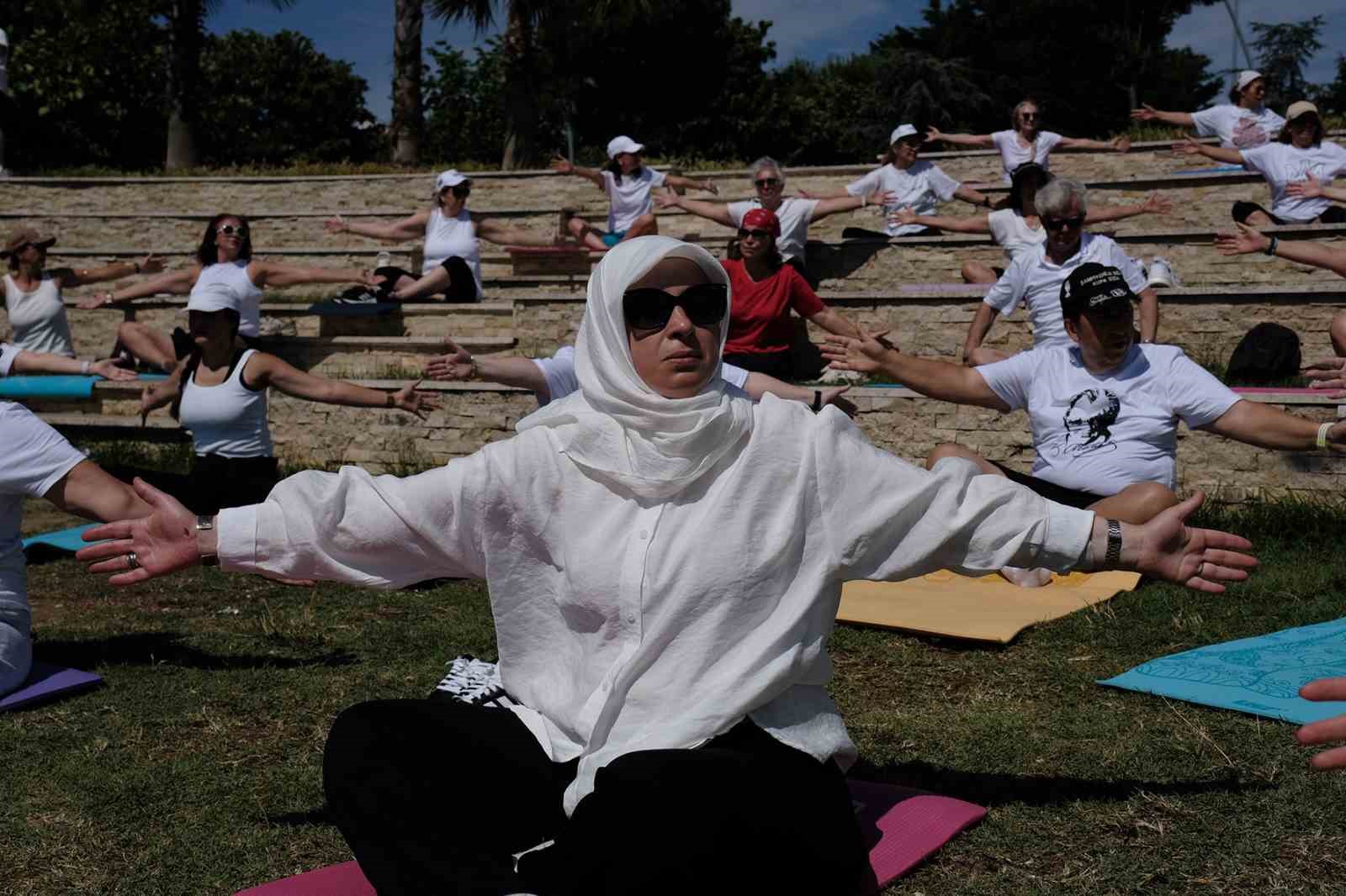 Büyükçekmece’de Dünya Yoga Günü’ne özel yüzlerce kadın yoga yaptı