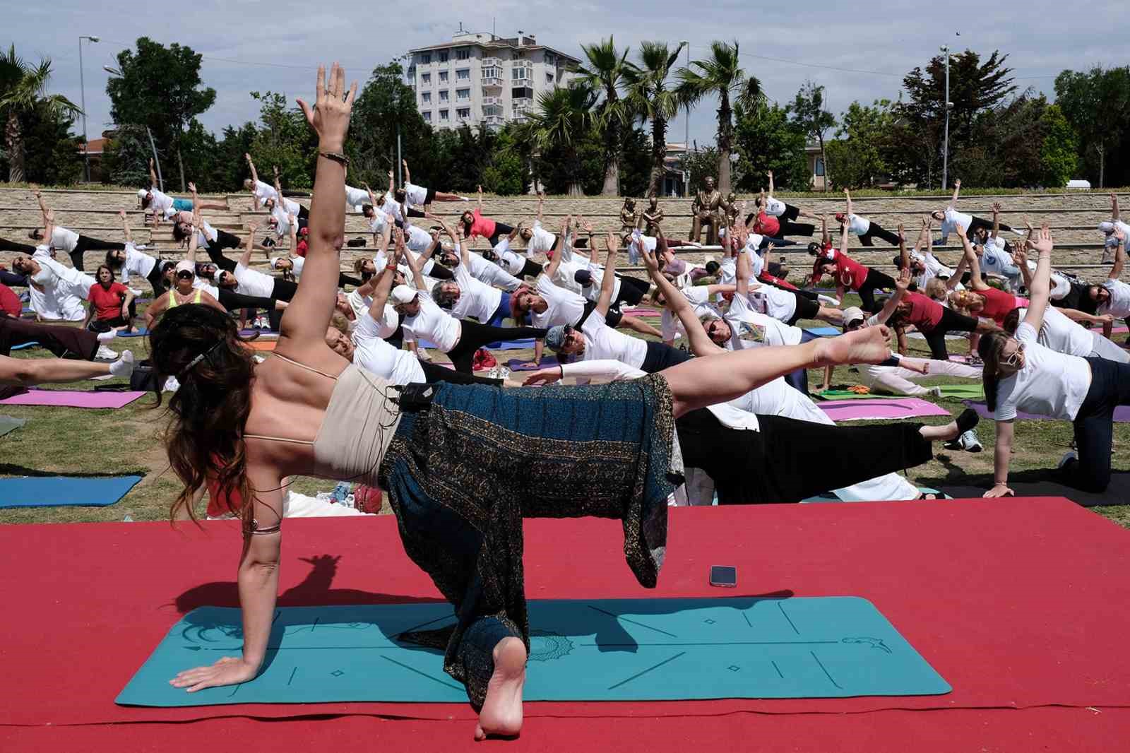 Büyükçekmece’de Dünya Yoga Günü’ne özel yüzlerce kadın yoga yaptı