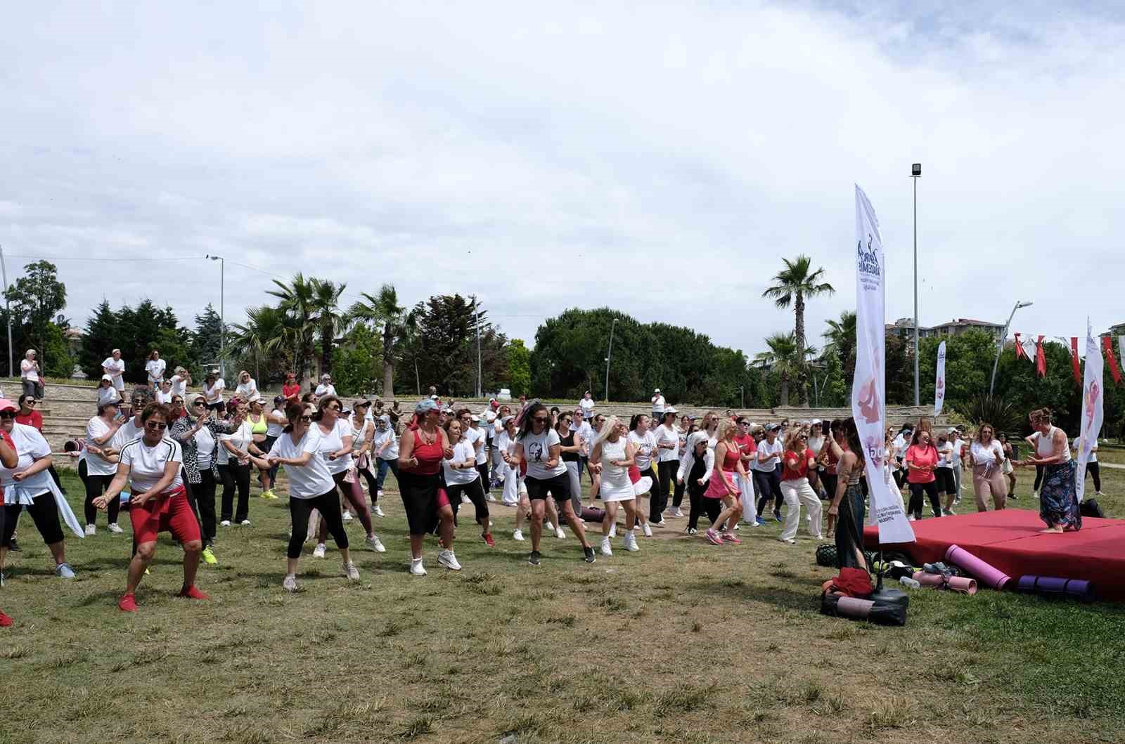 Büyükçekmece’de Dünya Yoga Günü’ne özel yüzlerce kadın yoga yaptı