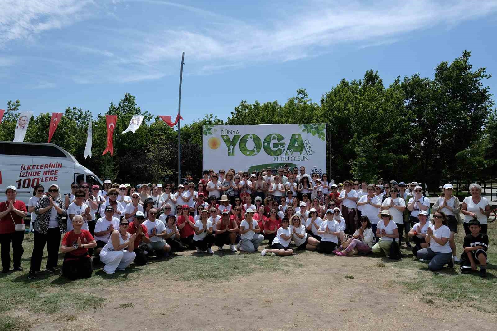 Büyükçekmece’de Dünya Yoga Günü’ne özel yüzlerce kadın yoga yaptı