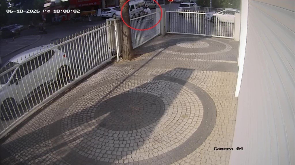 Kamyonetle çarpışan motosikletin sürücüsü kazayı kask sayesinde kazayı hafif sıyrıklarla atlattı